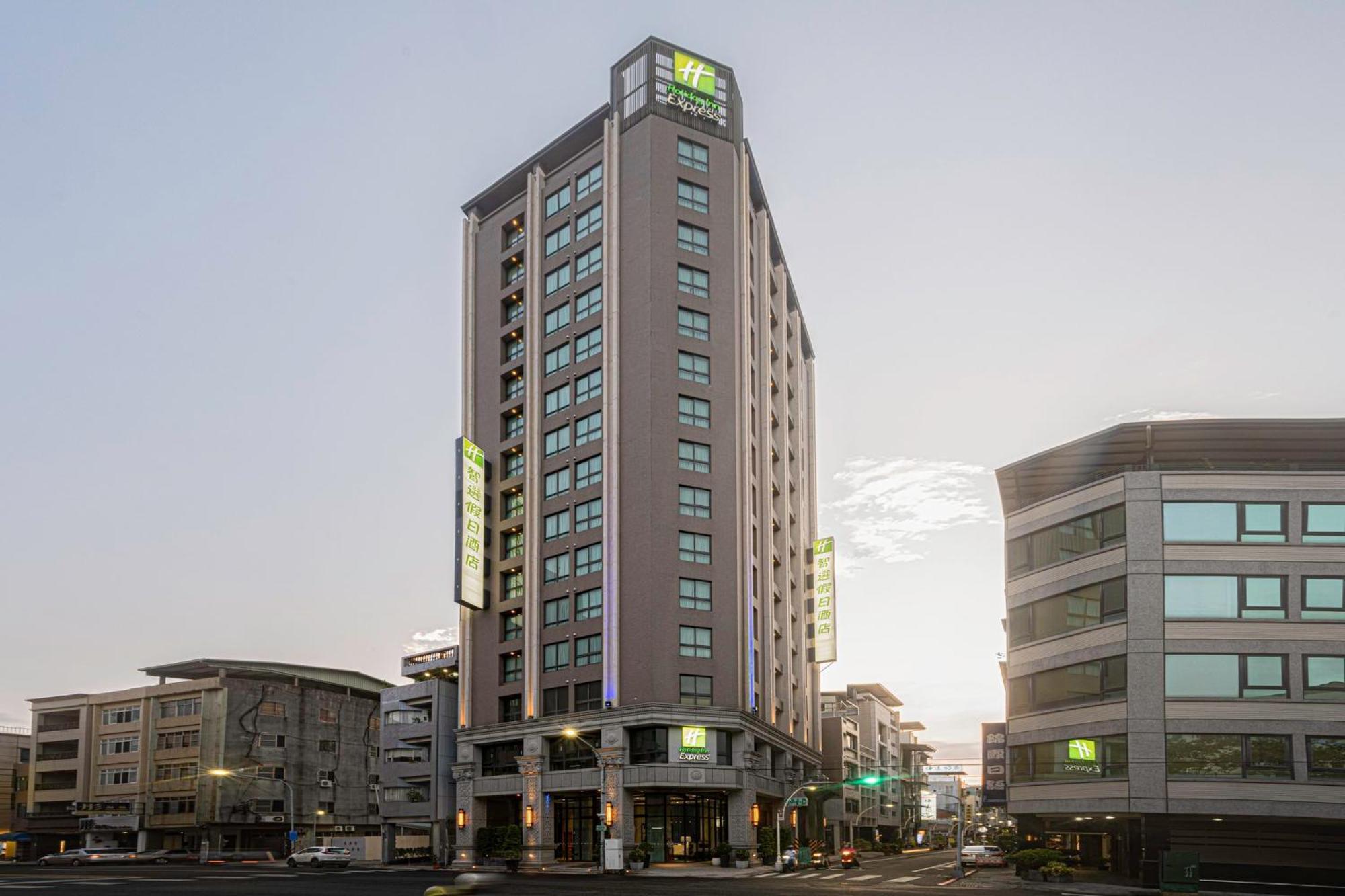 Holiday Inn Express Kaohsiung Love River, An Ihg Hotel Exterior foto