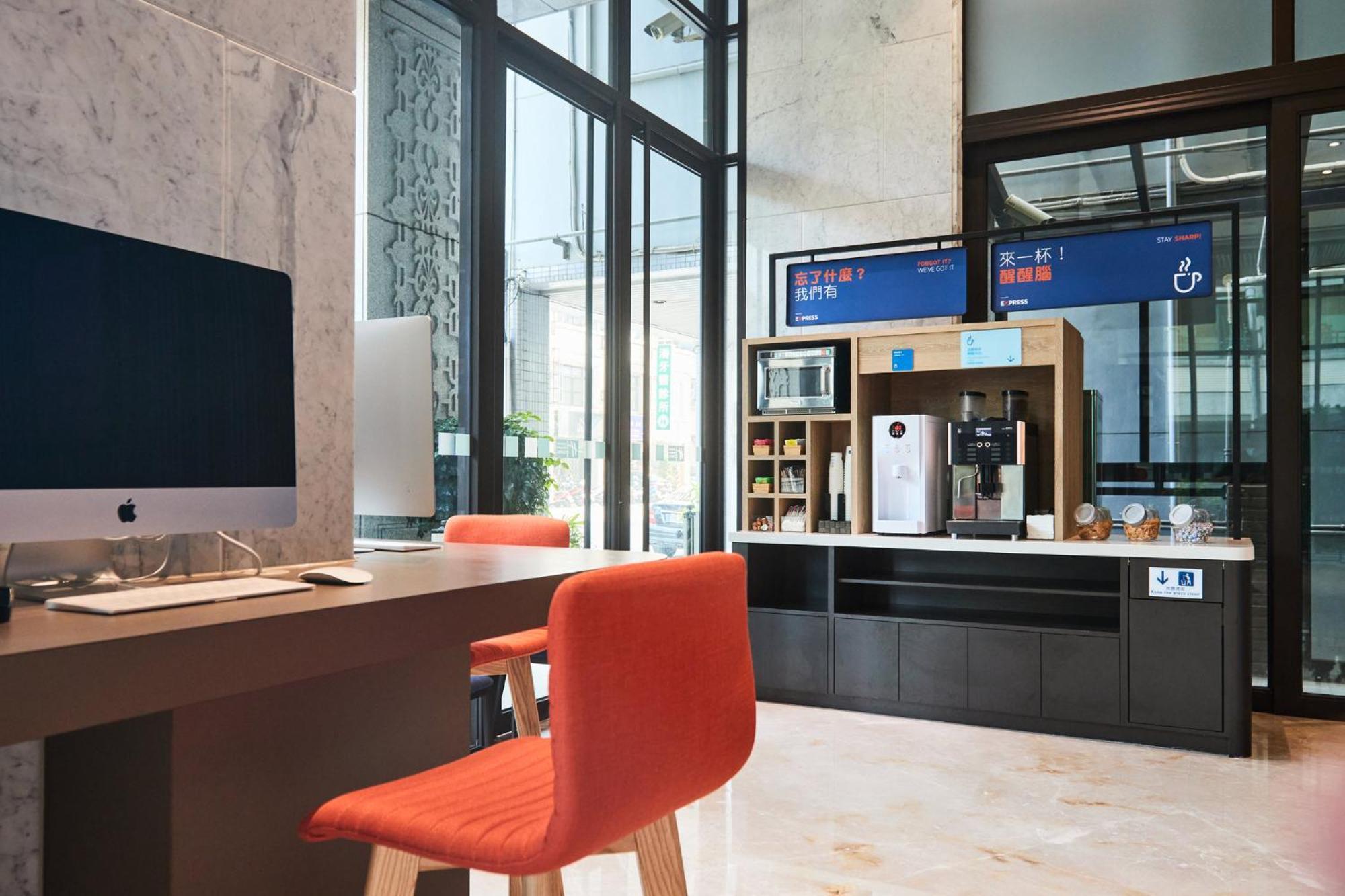 Holiday Inn Express Kaohsiung Love River By Ihg Exterior foto